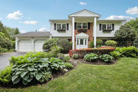 17 Suan Court, Greenlawn, NY 11740