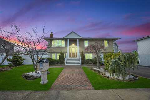 43 W Neptune Avenue, Lindenhurst, NY 11757