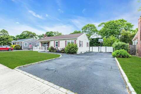 24 Gen McLean Drive, Bellport, NY 11713