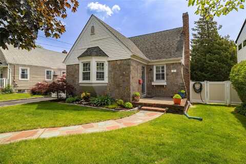 10 Wagg Avenue, Malverne, NY 11565
