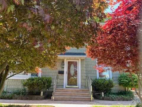 111 Raff Avenue, Mineola, NY 11501