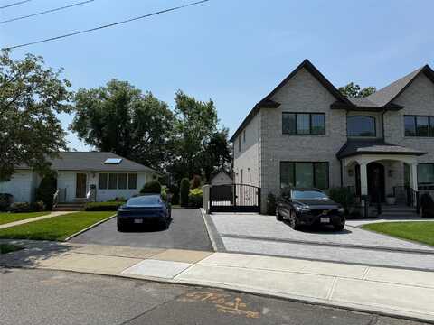 109 Nassau Drive, Albertson, NY 11507