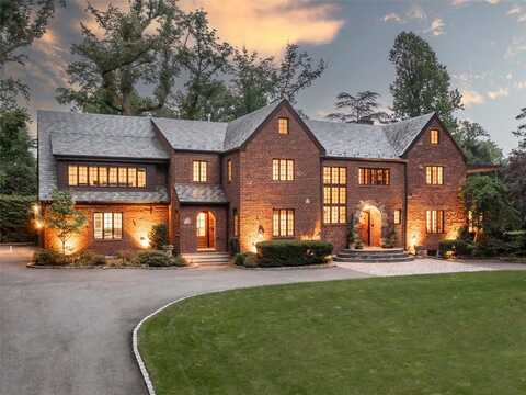 510 Manhasset Woods Road, Manhasset, NY 11030