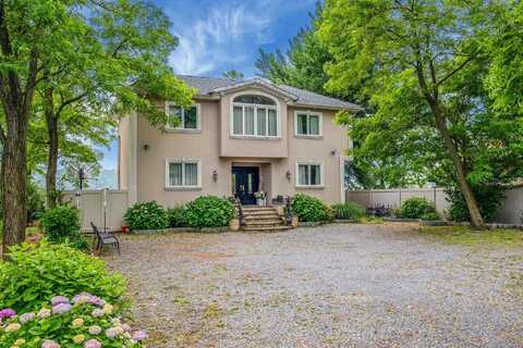 18 Deans Lane, Bayville, NY 11709