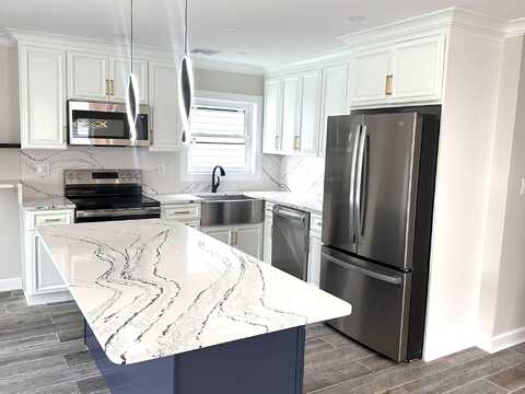 11 Bayview Avenue, Inwood, NY 11559