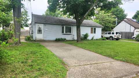 27 Ash Street, Central Islip, NY 11722