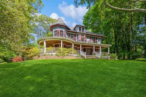 110 Red Spring Lane, Glen Cove, NY 11542