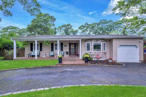 8 Franklin Avenue, Medford, NY 11763