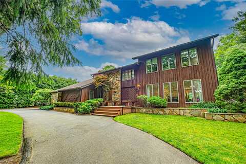 4 Candlelight Court, Smithtown, NY 11787