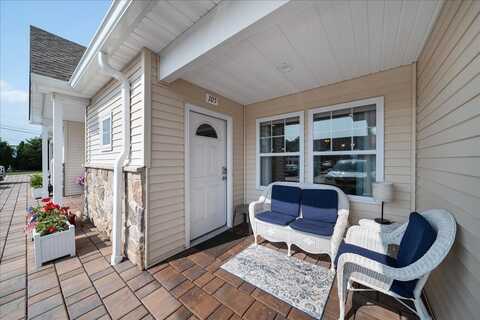 105 Captain S Way, Copiague, NY 11726