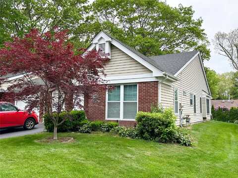 5 Baldwin Court, Ridge, NY 11961