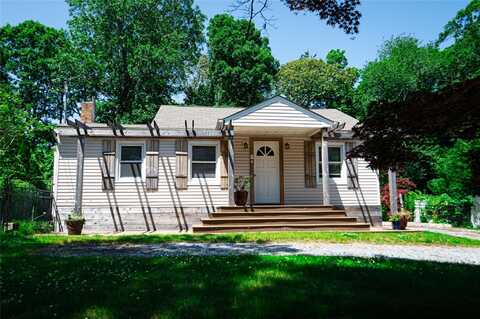 27 Cynthia Lane, Center Moriches, NY 11934