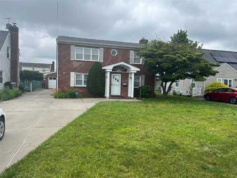 8 Gables Road, Hicksville, NY 11801