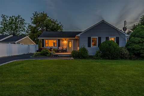 10 Bradish Lane, Babylon, NY 11702