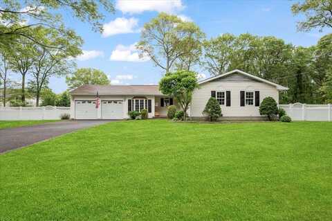 15 Maria Court, Holbrook, NY 11741