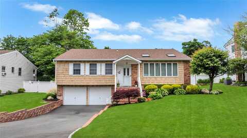 18 Commander Vic Lane, Nesconset, NY 11767