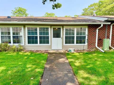 231 Blackpool Court, Ridge, NY 11961