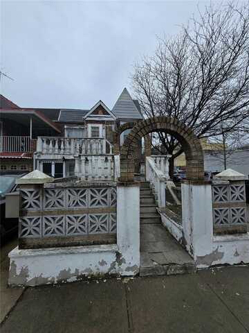 2802 34th Avenue, Astoria, NY 11106
