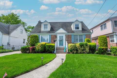 103 Woods Avenue, Malverne, NY 11565