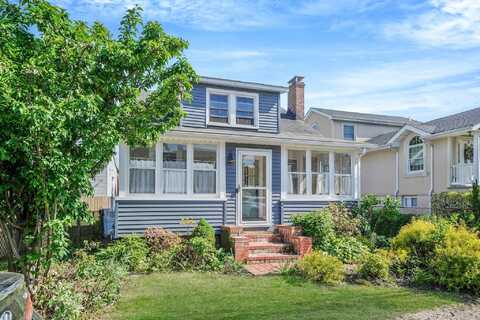 10 June Avenue, Bayville, NY 11709
