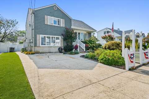 9 Duke Street, North Babylon, NY 11703