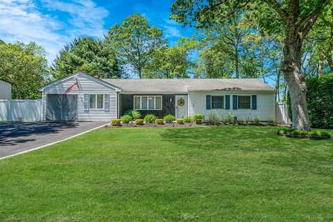 4 Hampton Way, Ridge, NY 11961
