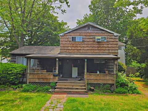 24 E Oakdale Street, Bay Shore, NY 11706