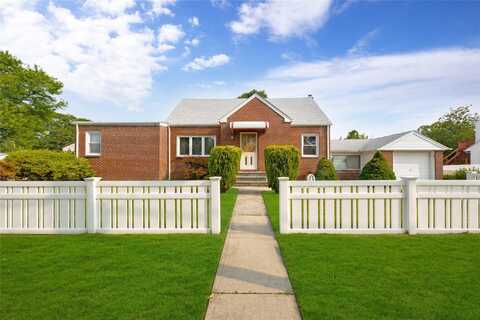 284 W Gates Avenue, Lindenhurst, NY 11757