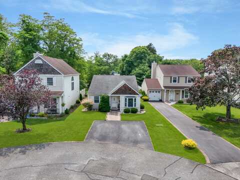 8 Peacock Path, Coram, NY 11727