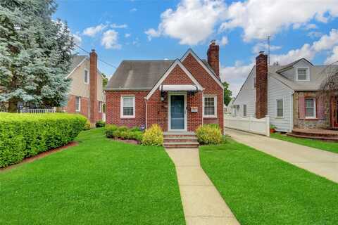 180 Beebe Road, Mineola, NY 11501