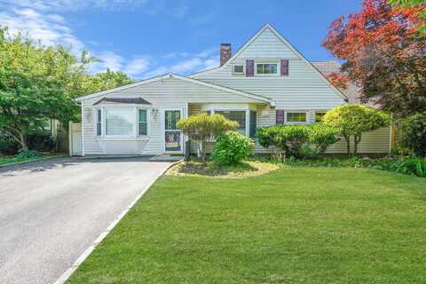 95 Lantern Road, Hicksville, NY 11801