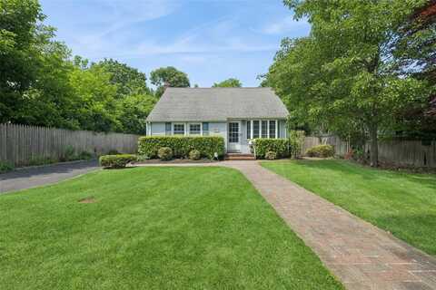 15 W Hemlock Street, Islip, NY 11751