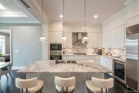 1000 Royal Court, North Hills, NY 11040
