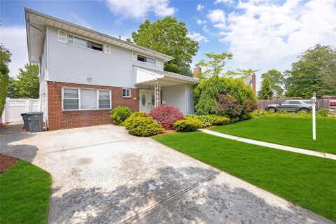 32 Cedar Street, Lindenhurst, NY 11757