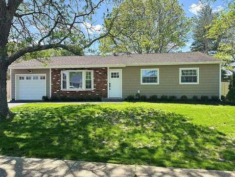 86 Inverness Road, Holbrook, NY 11741