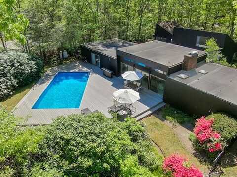 24 N Quarter Road, Westhampton, NY 11977