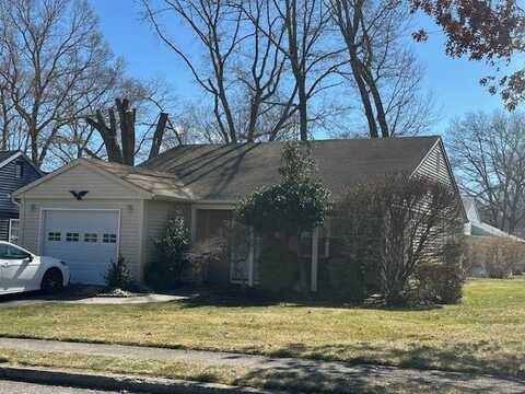 195 Canterbury Drive, Ridge, NY 11961