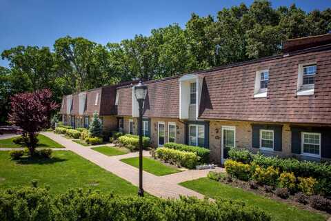 100 Villa D'est Drive, Coram, NY 11727
