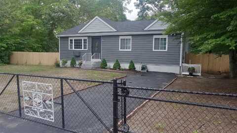 34 Park Lane, Medford, NY 11763