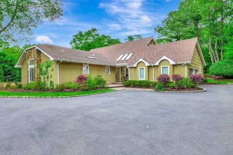 11 Wandering Way, Smithtown, NY 11787