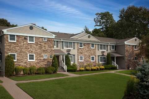 37 Elliot Place, Smithtown, NY 11787