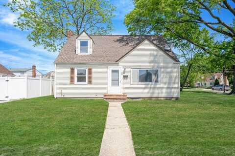 33 Gables Drive, Hicksville, NY 11801
