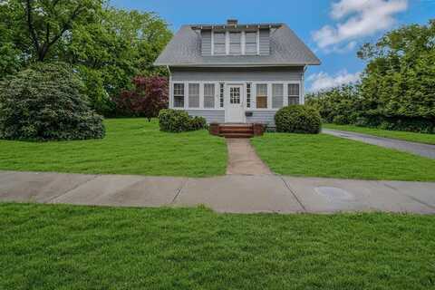30 Hallock Street, Riverhead, NY 11901