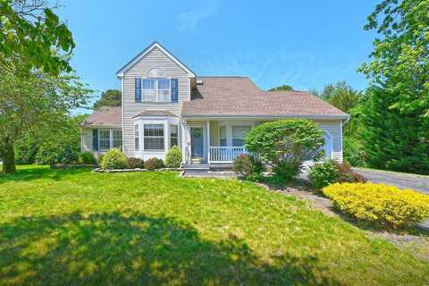 8 Thunder Road, Miller Place, NY 11764