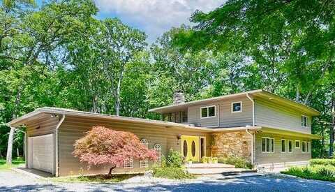 2 Wooded Court, Lloyd Harbor, NY 11743