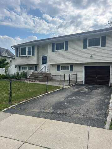 635 S Wellwood Avenue, Lindenhurst, NY 11757