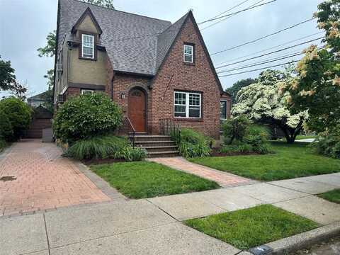 9 Troy Place, Merrick, NY 11566