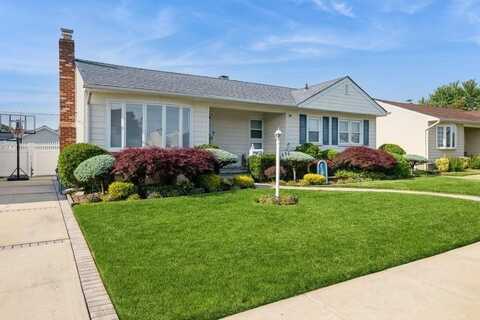 696 Byron Avenue, Franklin Square, NY 11010