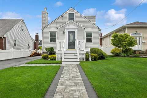 52 Annuskemunnica Road, Babylon, NY 11702