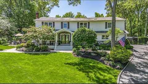 10 Woods Edge Court, Hauppauge, NY 11788